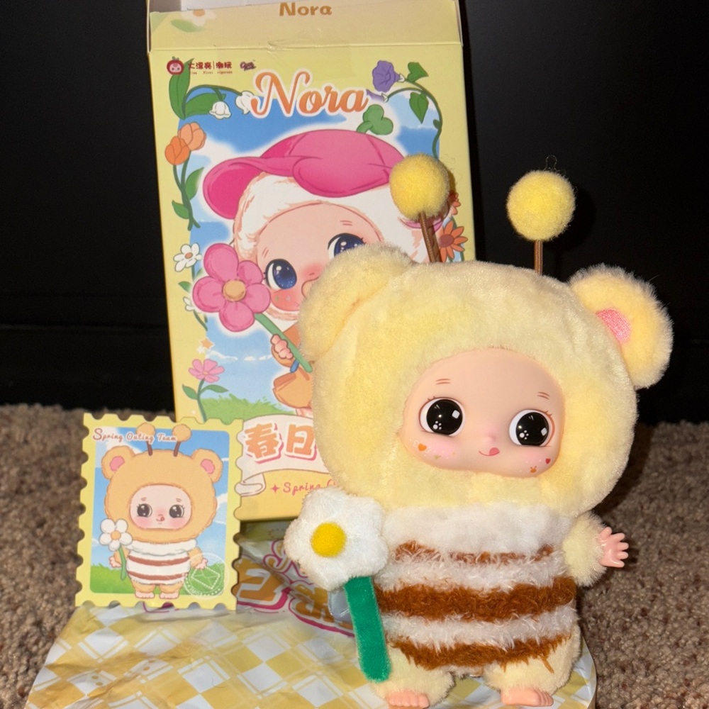 Nora - Spring Outing Team - Honey Bear - Plush Doll in Yellow and Brown